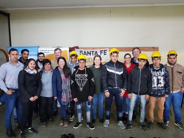 Jóvenes de las escuelas de trabajo reparan el polideportivo La Tablada