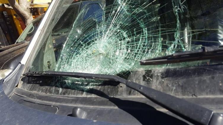Tres detenidos por atacar dos autos a piedrazos 