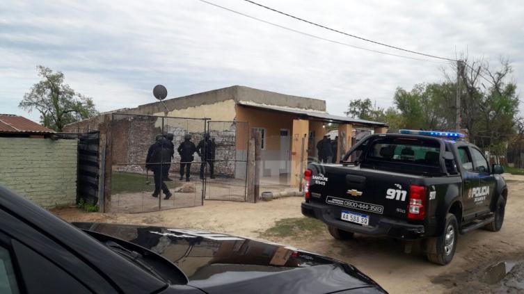 Detienen al hombre que se había atrincherado con su bebé