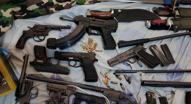 Secuestraron un arsenal de guerra en la casa de una subcomisaria