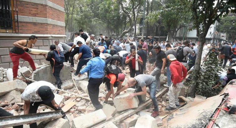 Más de 130 muertos por un fuerte terremoto en México
