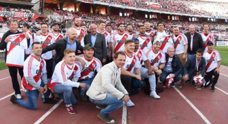 LOS ALL BLACKS VISITARON EL MONUMENTAL