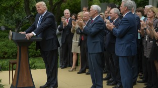 Republicanos postergan la votación de reforma del Obamacare por falta de votos