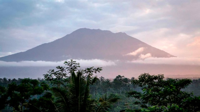 Bali: 120 mil evacuados por el peligro de erupción del volcán Agung