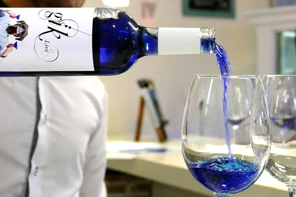 El vino azulado llega a EEUU y quiere ser tendencia en Instagram