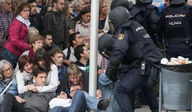 Referéndum en Cataluña: comenzó la votación en un clima de suma tensión