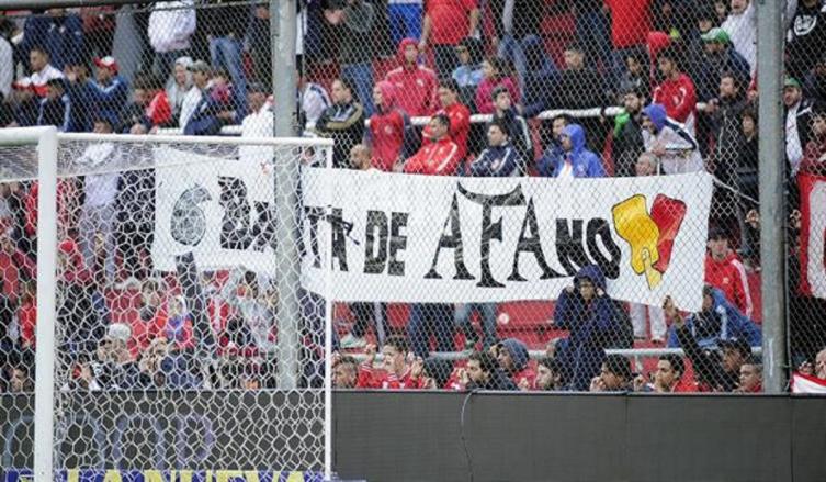 LA POLICÍA REPRIMIÓ EN LA POPULAR Y EL PARTIDO DE INDEPENDIENTE TERMINÓ EN ESCÁNDALO
