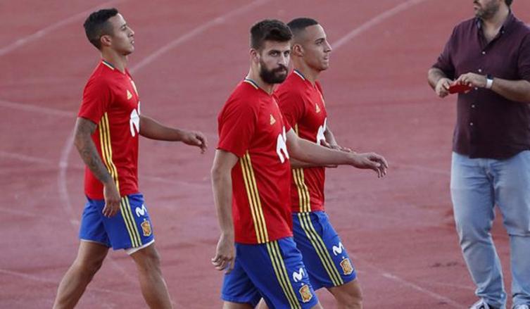 CLIMA HOSTIL QUE SUFRIÓ GERARD PIQUÉ AL LLEGAR A LA CONCENTRACIÓN DE ESPAÑA