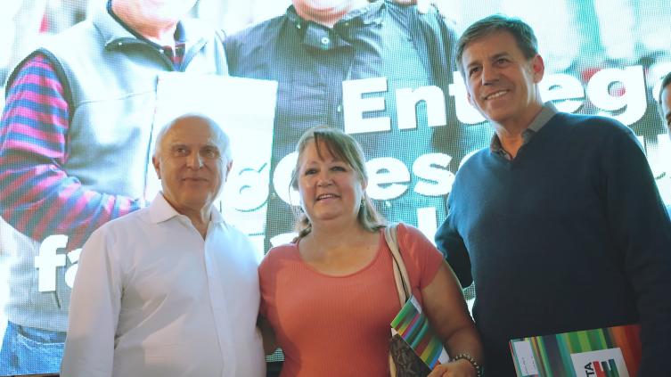 Lifschitz entregó 160 escrituras a familias