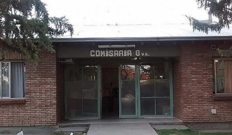 Se sacó la pulsera magnética, acuchilló a su ex y prendió fuego la casa	