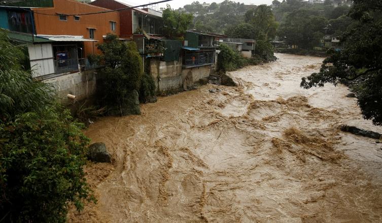 Nate dejó 31 muertos y su amenaza no cede