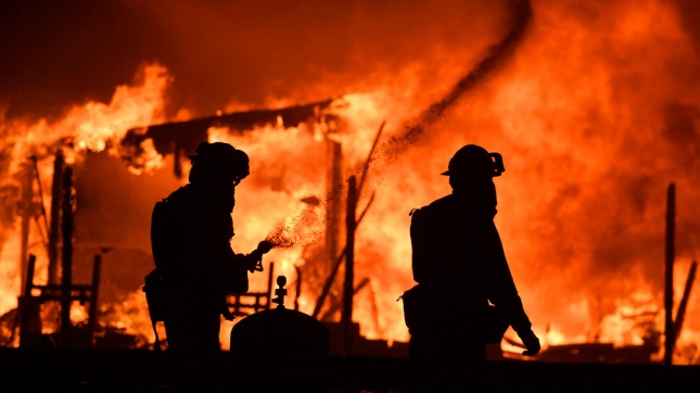 California: Incendios dejan 10 muertos, casas en cenizas y miles de evacuados