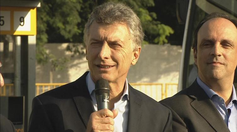 Macri visita la ciudad de Santa Fe para recorrer obras de viviendas