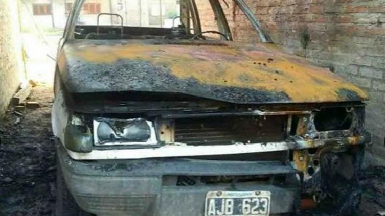 Incendiaron un auto en barrio El Pozo