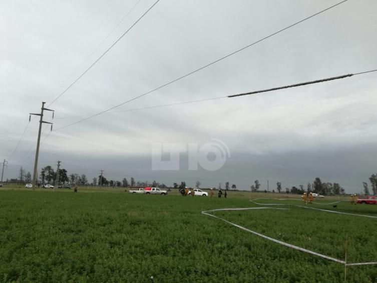 Una avioneta tocó un cable, cayó y murió el piloto