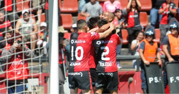 Colón ganó y sigue invicto en la Super Liga
