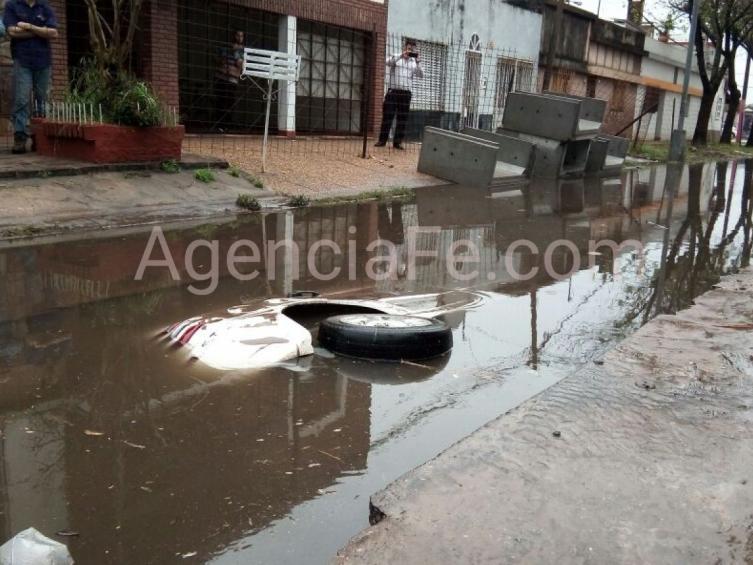 Increíble: Un auto y una moto se hundieron dentro de un pozo 