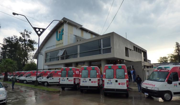 Entregó 25 ambulancias de alta complejidad