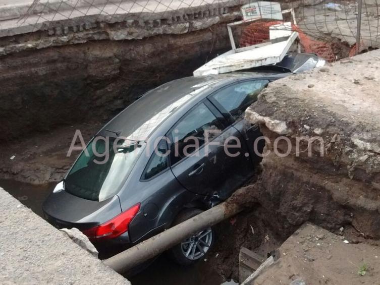 Se cayó otro auto dentro de un pozo