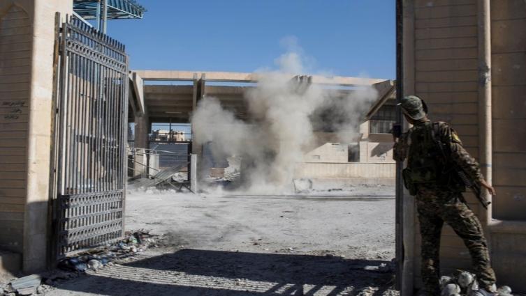 Rastrillan Raqqa en busca de minas y francotiradores del ISIS