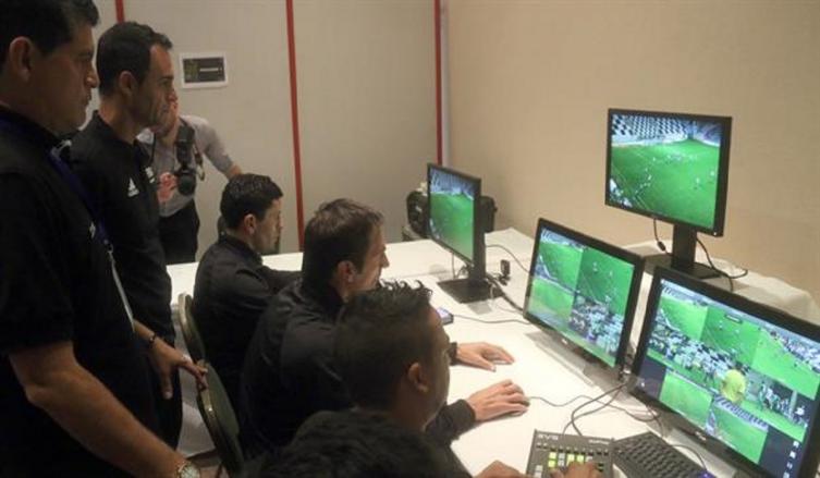 ADIÓS A LAS TERNAS ARBITRALES: CON EL VAR, AHORA SERÁN SIETE