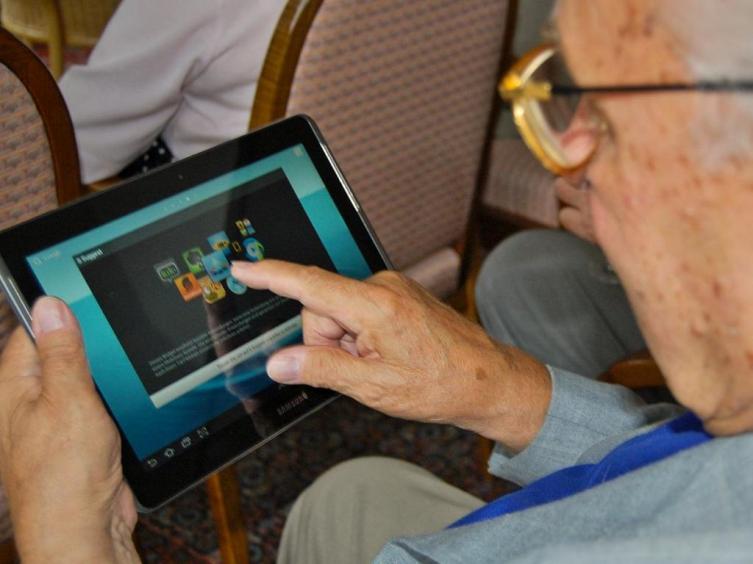 Capacitan a los jubilados que recibieron las tablets