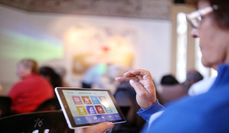 Continúa la entrega de tablets a adultos mayores