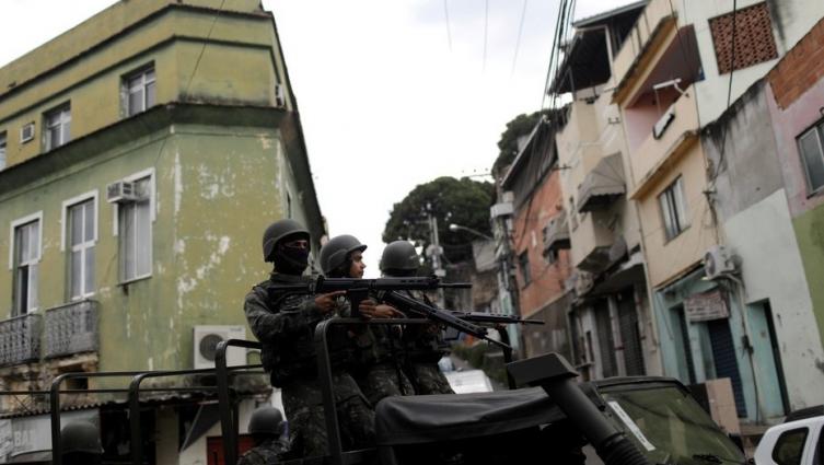 Lanzan una operación militar para frenar la violencia en favelas de Río de Janeiro