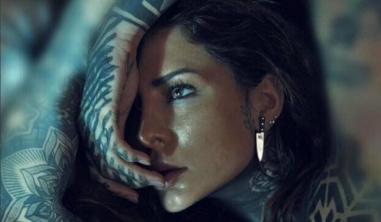 CANDE TINELLI Y UN MENSAJE SARCÁSTICO SOBRE SU CUERPO TATUADO