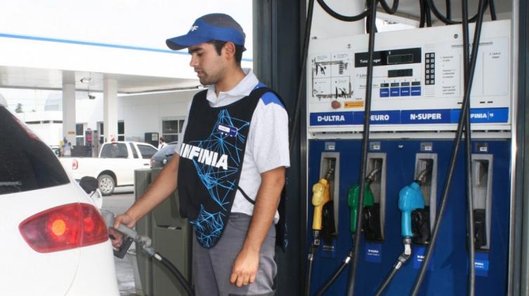 Después de haber aumentado la nafta $2, YPF ahora la bajó $0,30