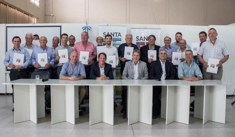 La provincia firmó convenios para ejecutar proyectos de cloacas  