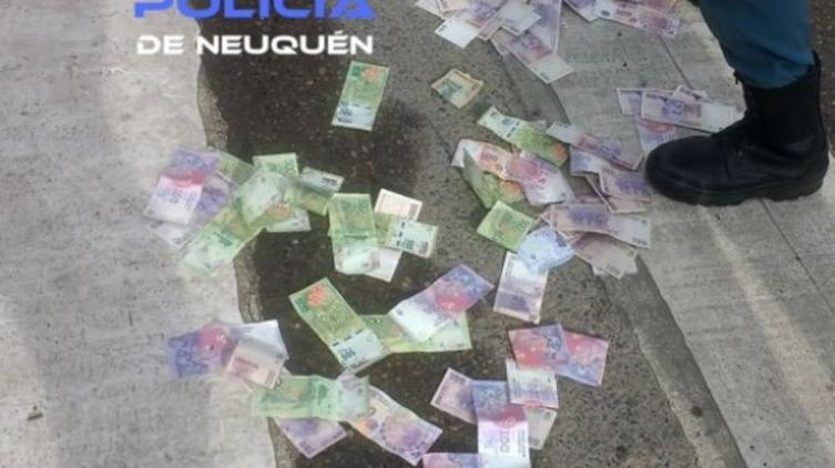 Neuquén: Lo encontraron tirando plata en la calle y lo detuvieron