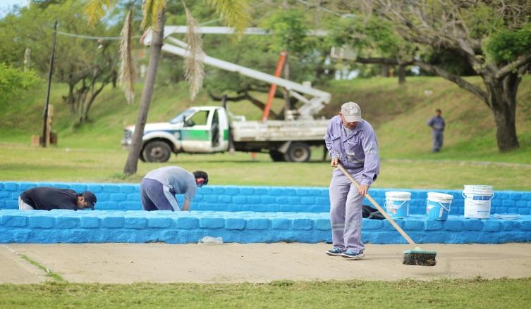 El Municipio pone en condiciones los piletones de los parques Garay y Sur