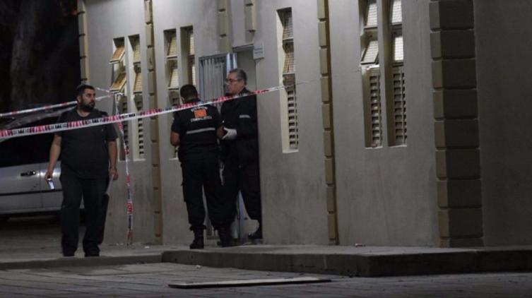 Hallaron muerto a un joven en el baño de una escuela en San Luis