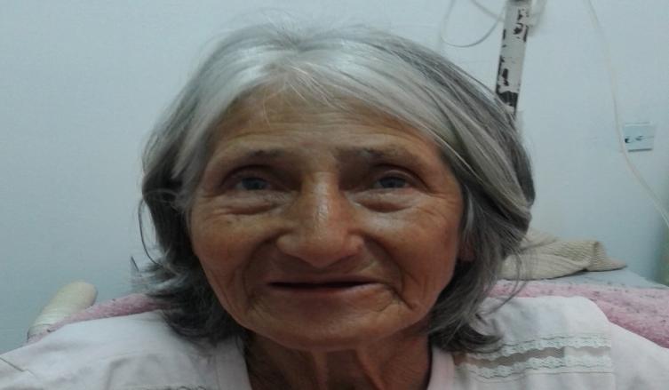 Buscan a familiares de Florinda Acosta, internada en el hospital Sayago 
