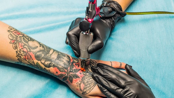 Tatuajes: riesgos a tener en cuenta y consejos para no dañar la piel