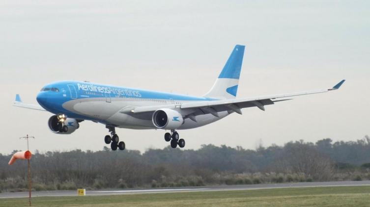 Un avión de Aerolíneas chocó con un drone antes de aterrizar en Aeroparque