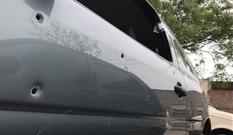 Asesinaron a tres ocupantes de un auto en terrible balacera en Piñero