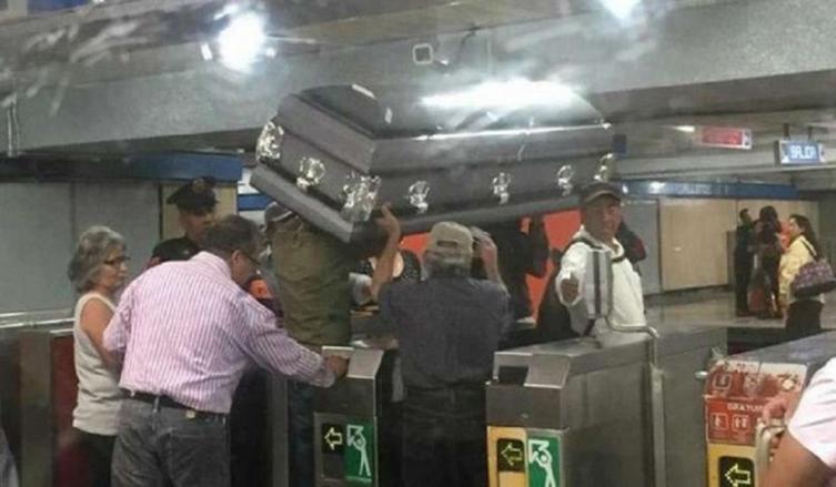 México: Llevaron el ataúd en el subte porque no tenían plata para coche fúnebre