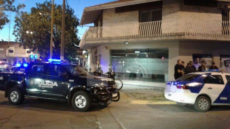 Se apoyó en la puerta del Banco y se abrió
