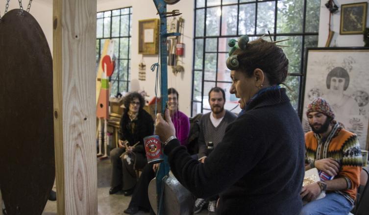  Presenta tres propuestas artísticas a través de un panel, una charla y un conversatorio