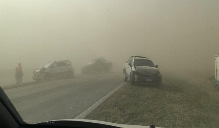 Cortaron la autopista Rosario-Córdoba por el viento y la tierra