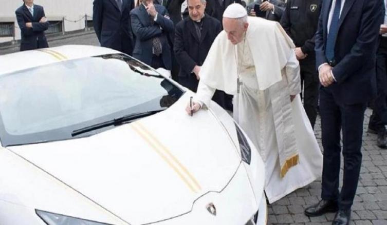 El Papa subastará para la caridad un Lamborghini que recibió de regalo