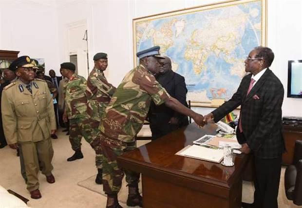 Mugabe resiste la presión de los militares y se niega a dejar el poder
