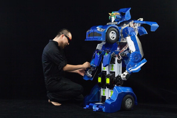 Un robot que se transforma en auto, lo más transgresor del Robot World 2017 de Tokio