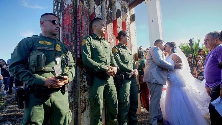 El amor derriba el muro de Trump: boda en la frontera entre EE.UU. y México