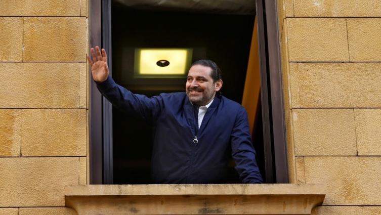 El primer ministro del Líbano regresó al país y suspendió su renuncia