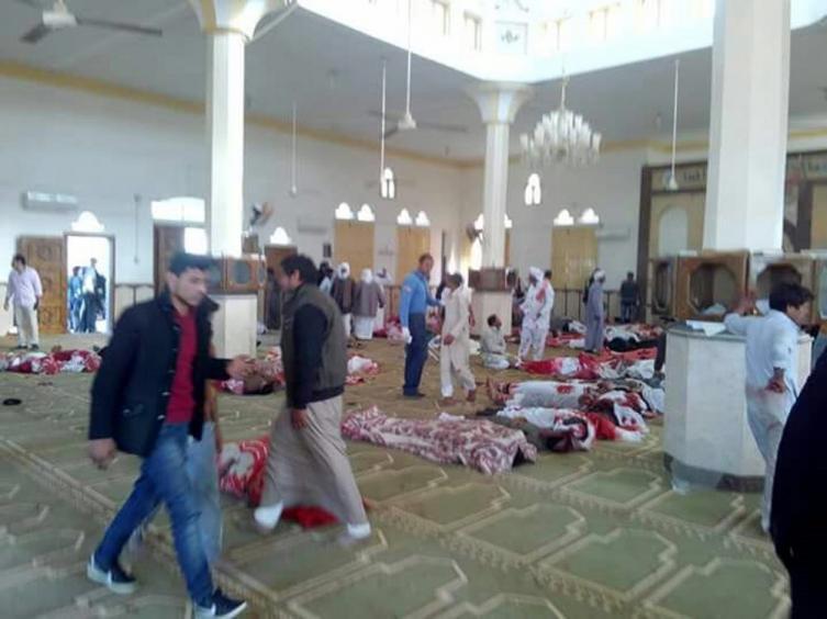 Al menos 235 muertos en un atentado terrorista contra una mezquita en Egipto