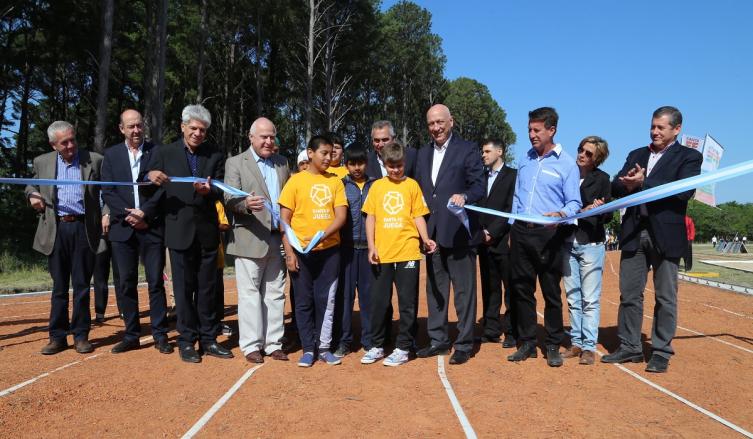 Lifschitz inauguró una pista de atletismo en la localidad de San Javier 