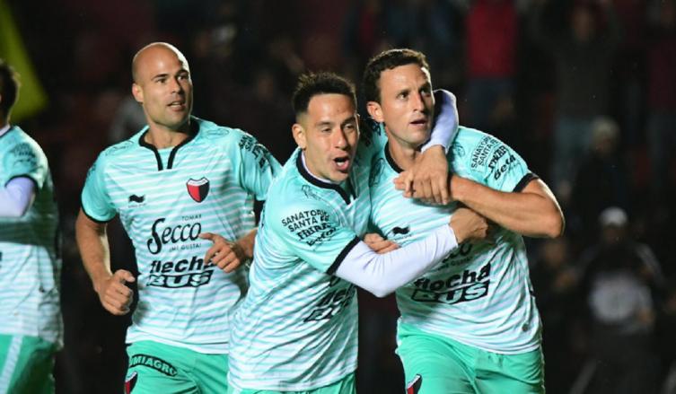 Con un contundente 3 a 1 el invicto Colón le ganó a Tigre y quedó a 4 puntos del puntero